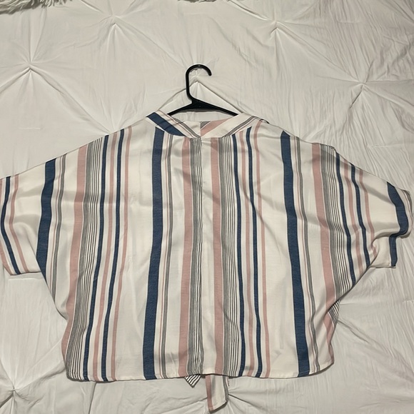 Casual women’s button down blouse. Great for work or brunch/lunch in the Spring. - Picture 2 of 4